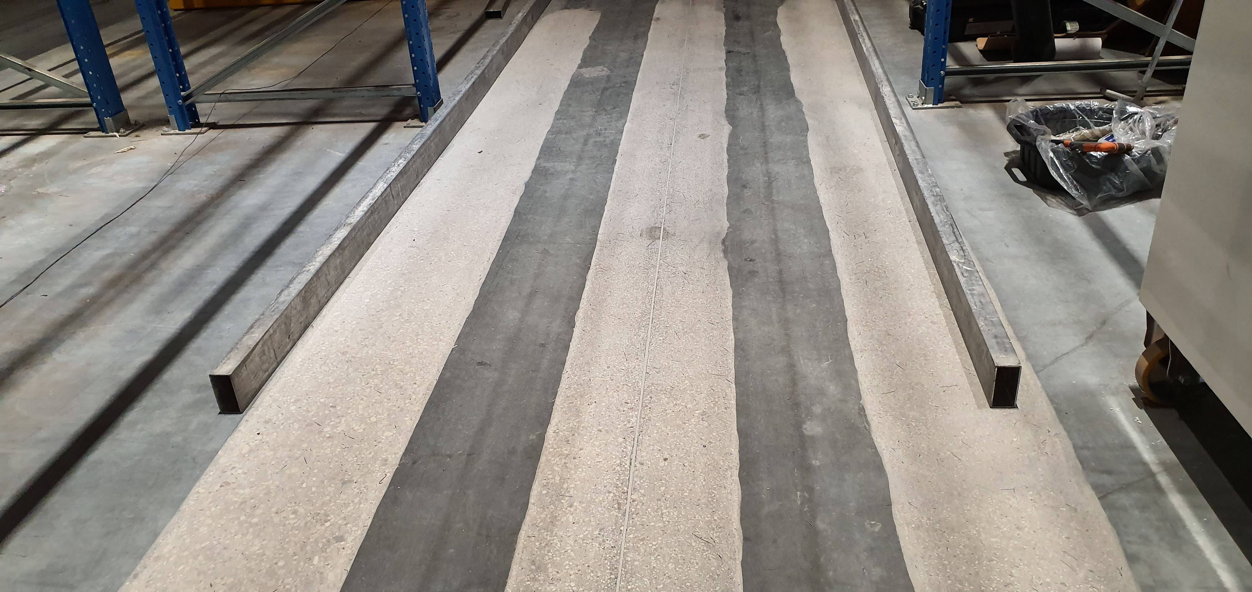 Ultra Posadzki - Dariusz Sanigórski Flooring Projects Management - badanie płaskości posadzki w bardzo wąskich korytarzach magazynu wysokiego składowania VNA